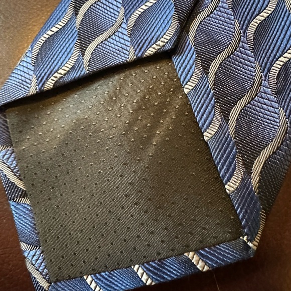 Elegant Blue and Silver Geometric Tie - Picture 4 of 5
